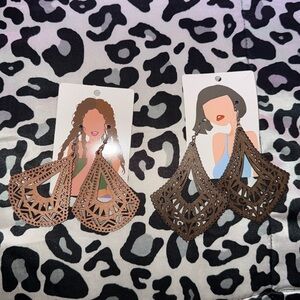 2x Lightweight teardrop shape laser cut earrings medium & dark wood